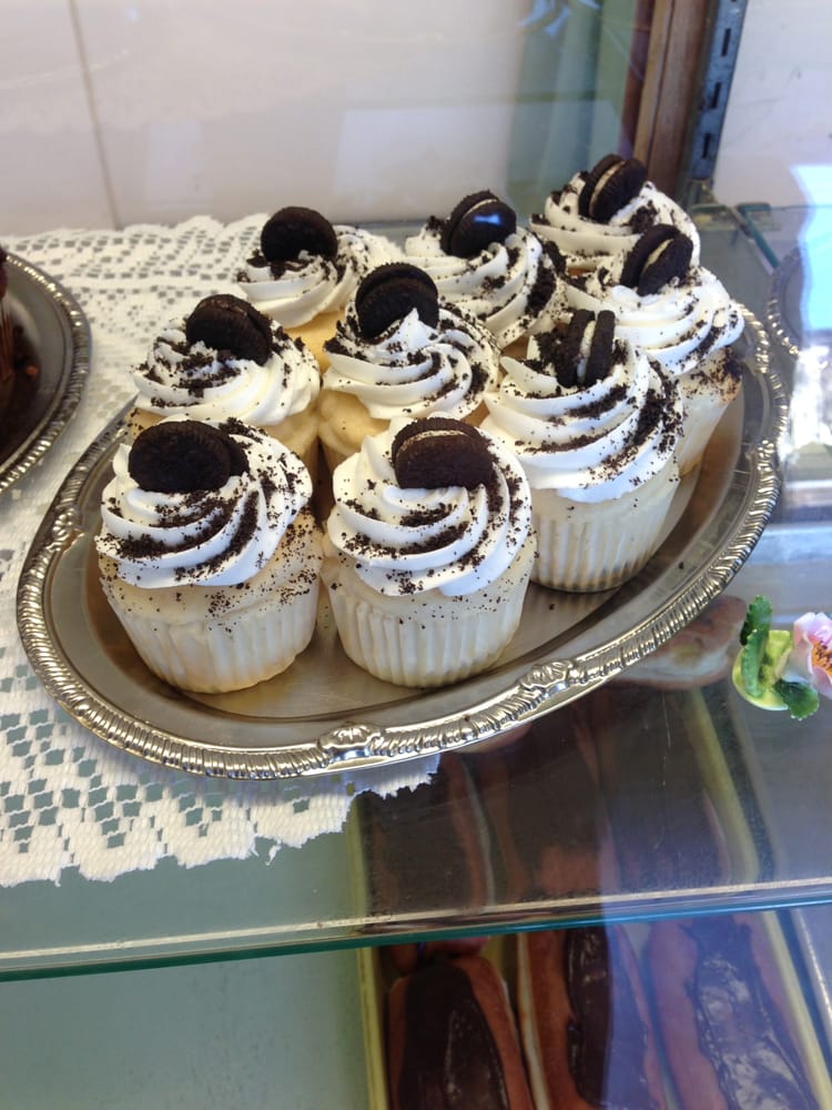 Custom cupcakes by Chestnut Hill Bakery in Lynchburg, VA